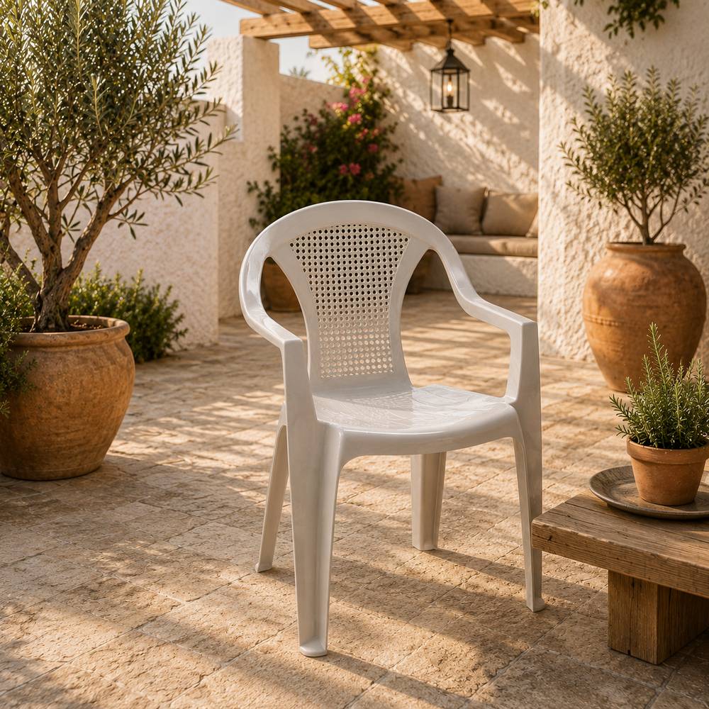 Silla plástica con brazos color beige