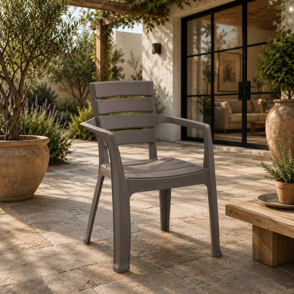 Silla plástica con brazos de 58 x 59 x 82.5 cm color café