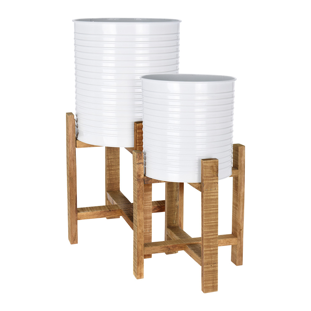 Maceta metálica blanca grande con base de madera