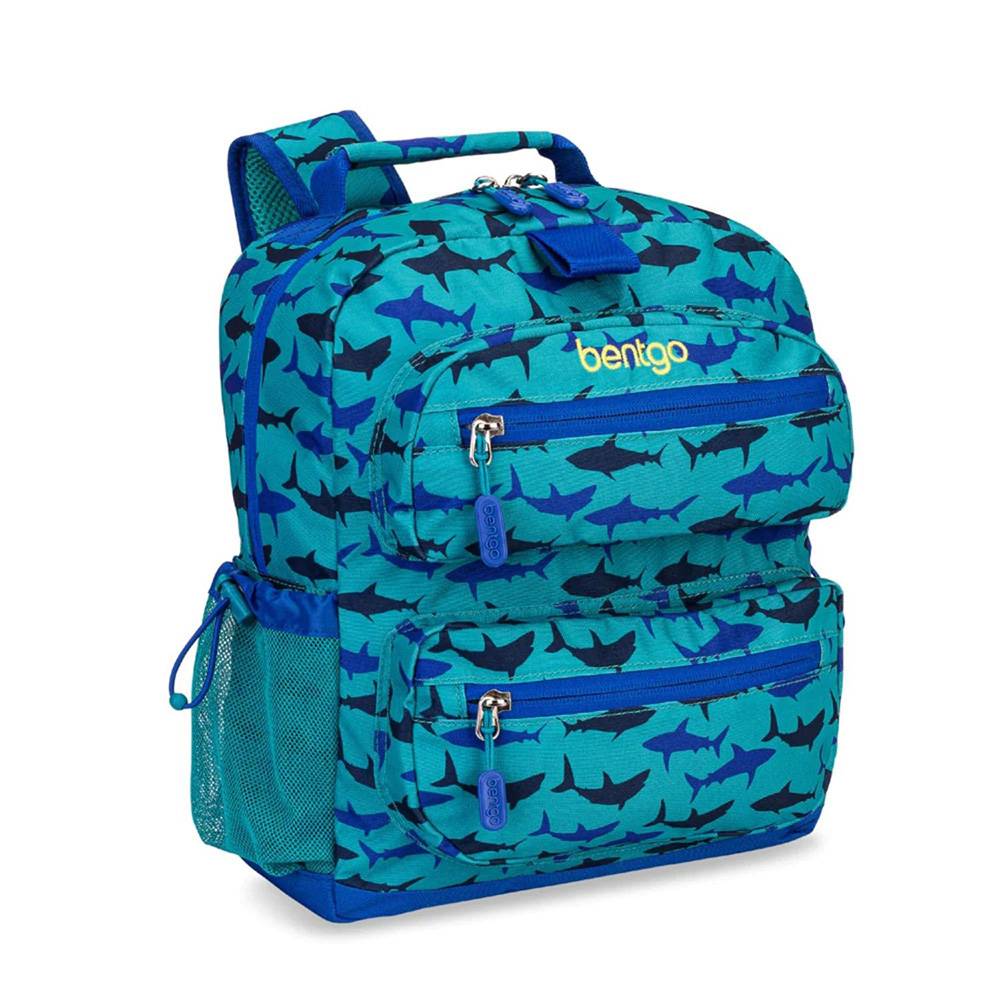 Mochila celeste con diseños de tiburón